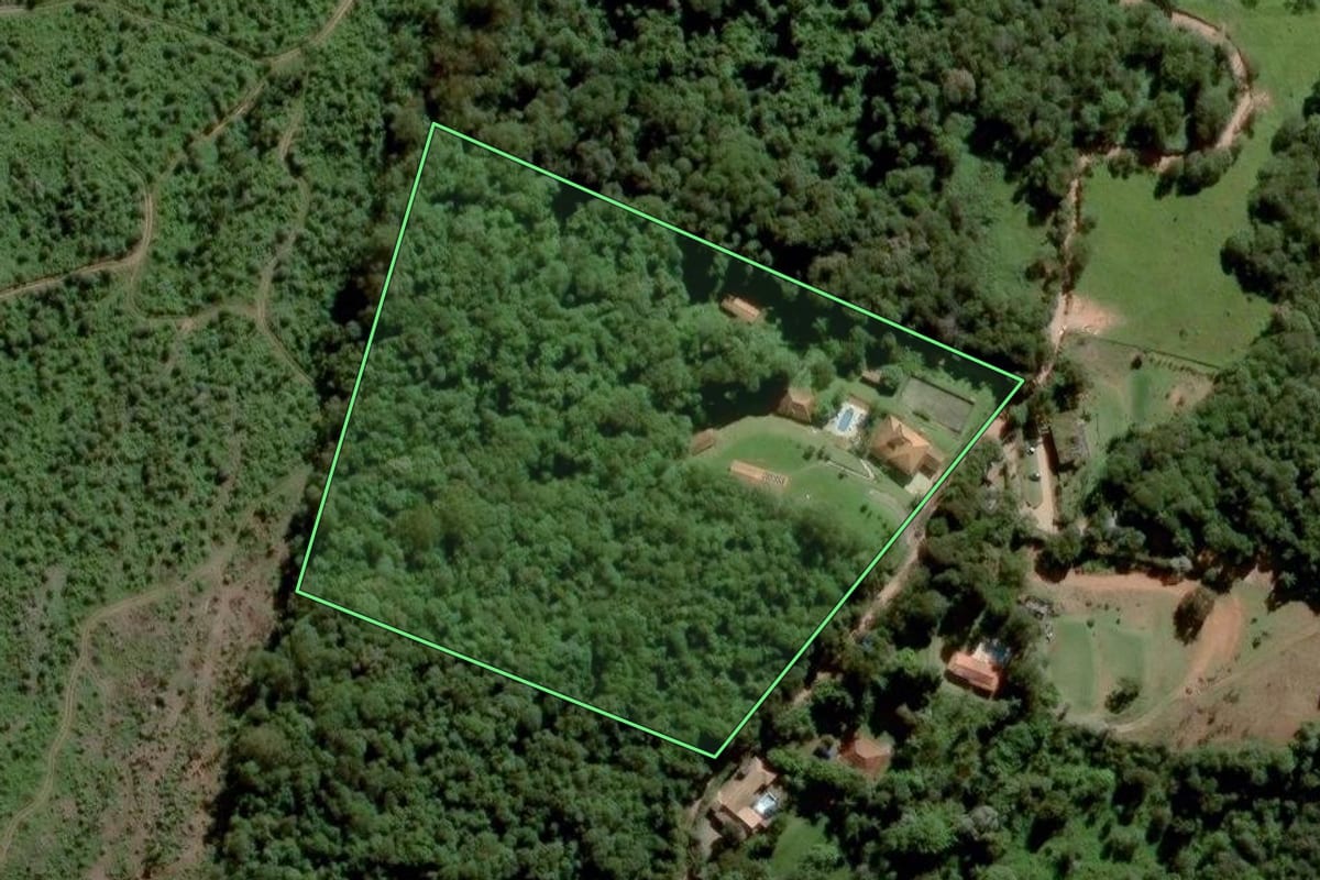 Imagem de satélite do imóvel rural em Jundiaí (SP), com o contorno declarado no CAR desenhado por cima.