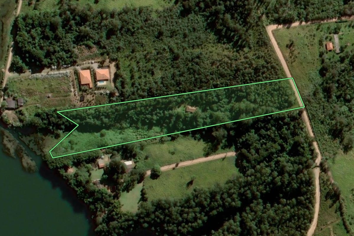 Imagem de satélite do imóvel rural em Jundiaí (SP), com o contorno declarado no CAR desenhado por cima.