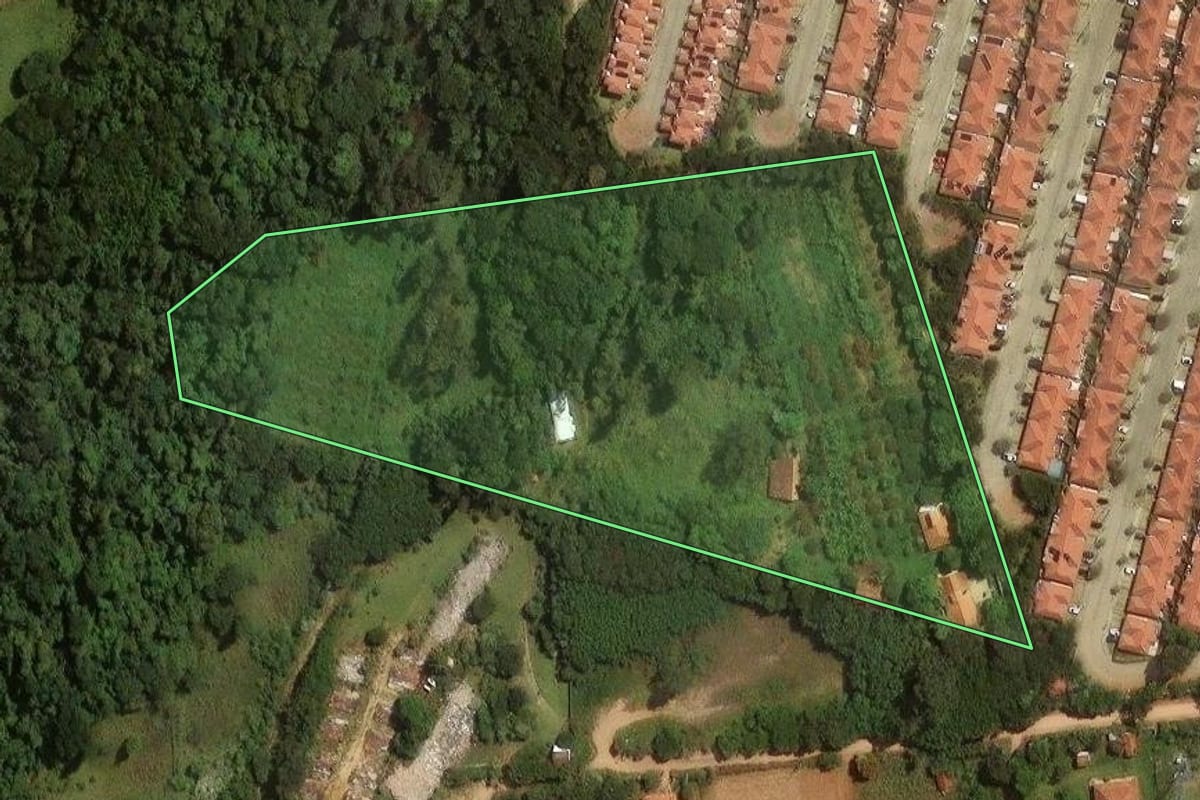 Imagem de satélite do imóvel rural em Jundiaí (SP), com o contorno declarado no CAR desenhado por cima.