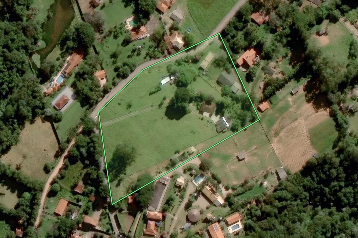 Imagem de satélite do imóvel rural em Jundiaí (SP), com o contorno declarado no CAR desenhado por cima.
