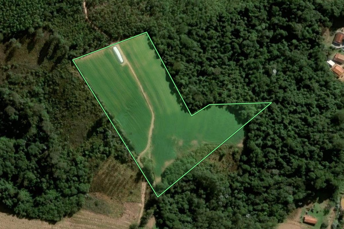 Imagem de satélite do imóvel rural em Jundiaí (SP), com o contorno declarado no CAR desenhado por cima.