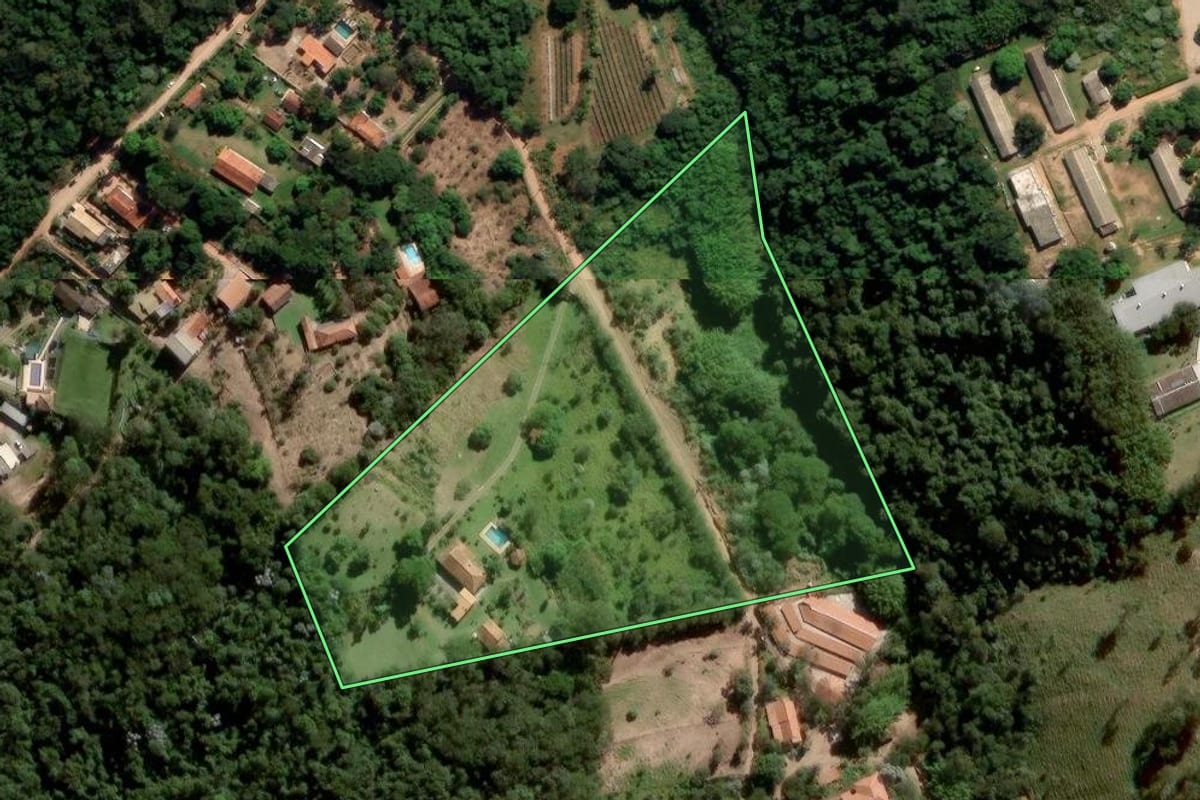 Imagem de satélite do imóvel rural em Jundiaí (SP), com o contorno declarado no CAR desenhado por cima.