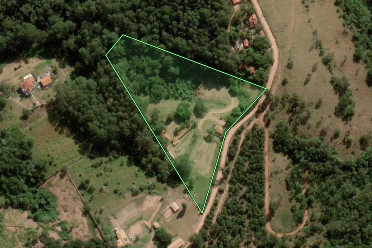 Imagem de satélite do imóvel rural em Jundiaí (SP), com o contorno declarado no CAR desenhado por cima.