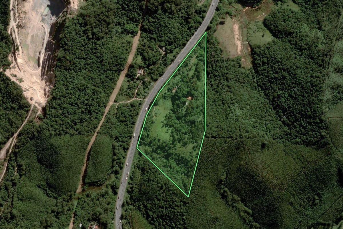Imagem de satélite do imóvel rural em Jundiaí (SP), com o contorno declarado no CAR desenhado por cima.