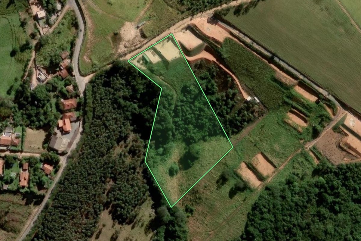 Imagem de satélite do imóvel rural em Jundiaí (SP), com o contorno declarado no CAR desenhado por cima.