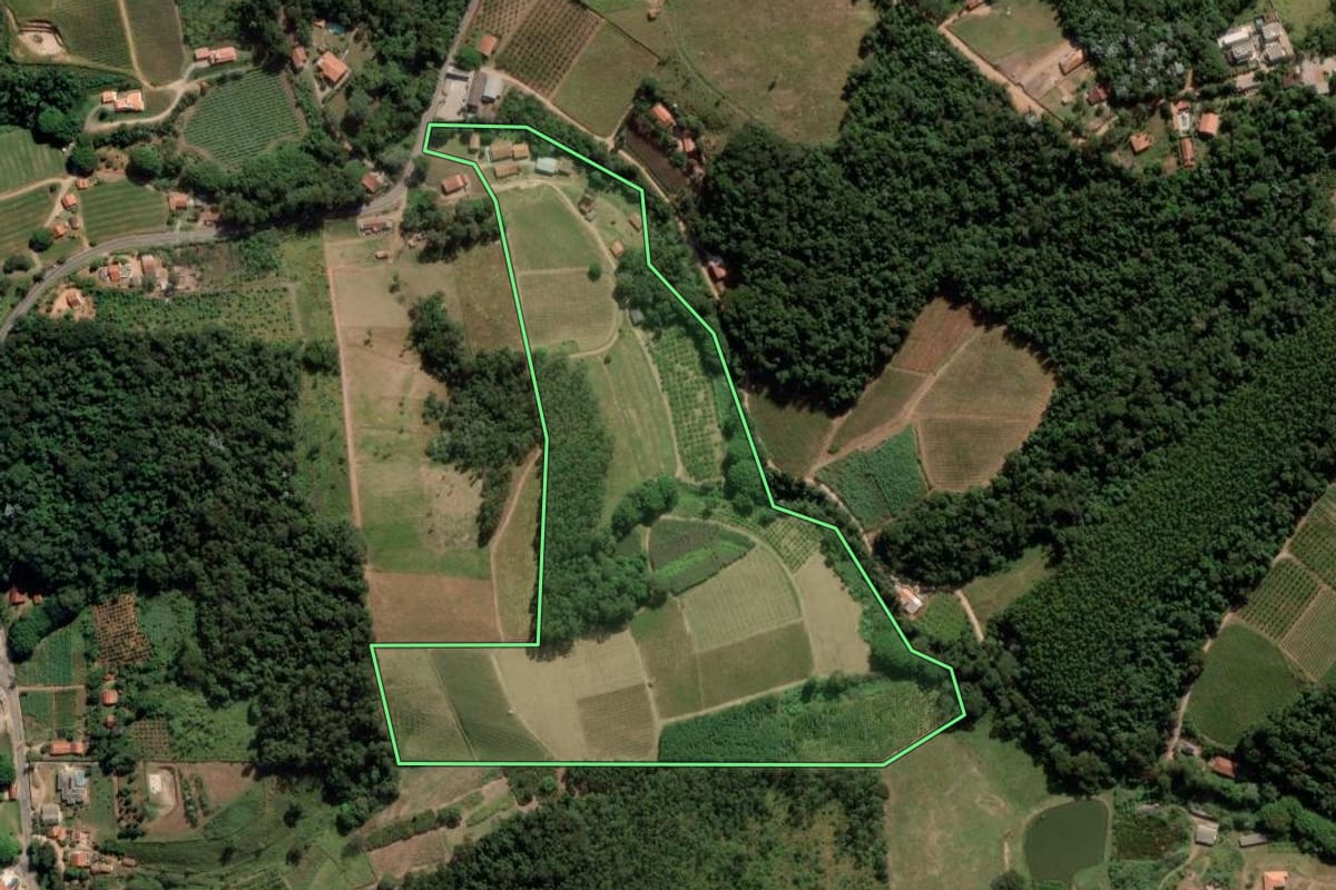 Imagem de satélite do imóvel rural em Jundiaí (SP), com o contorno declarado no CAR desenhado por cima.