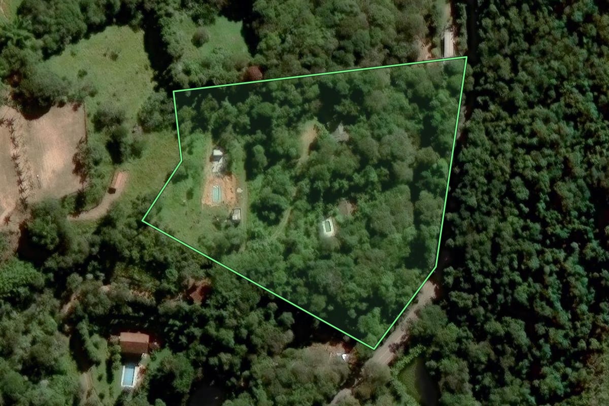 Imagem de satélite do imóvel rural em Jundiaí (SP), com o contorno declarado no CAR desenhado por cima.