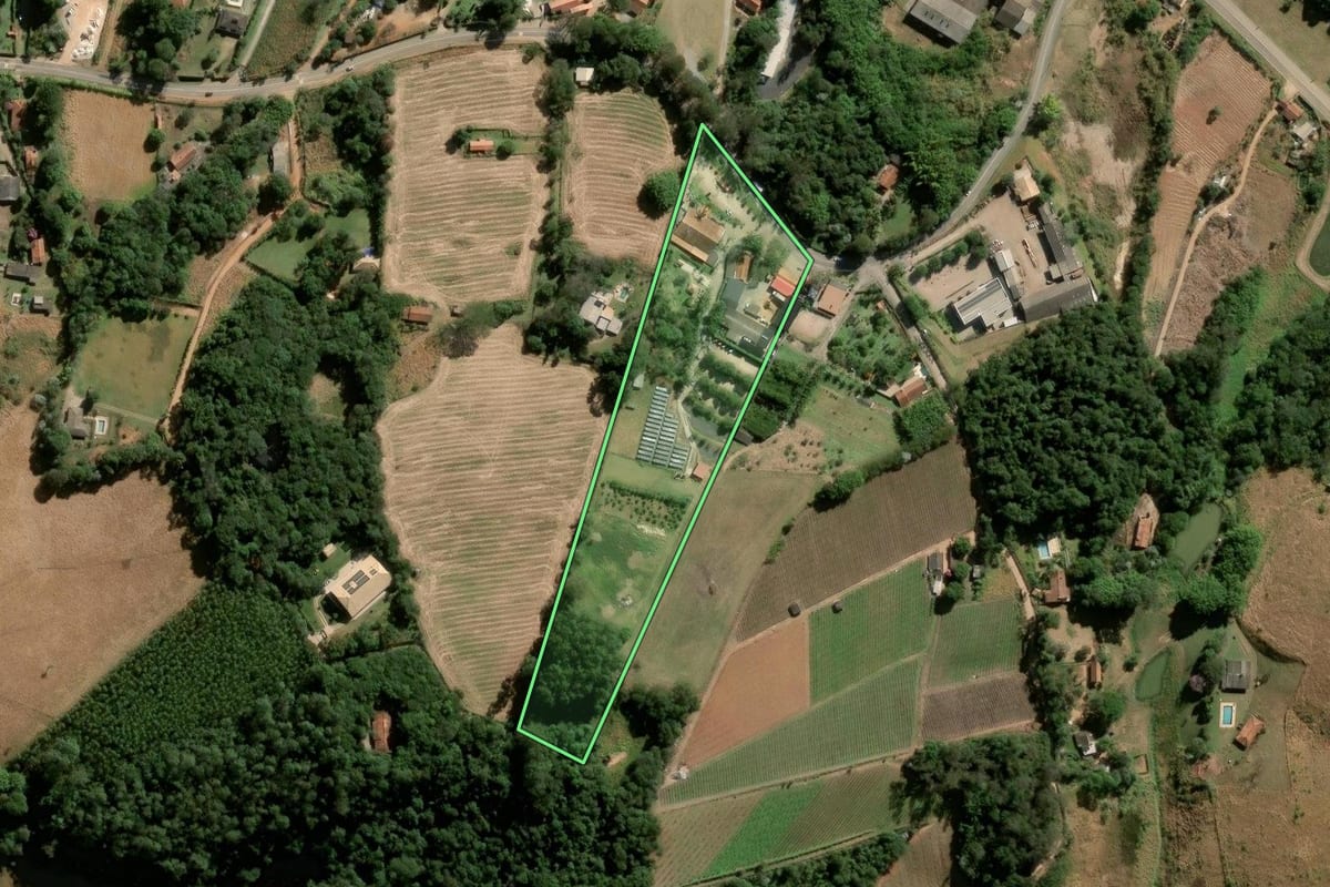 Imagem de satélite do imóvel rural em Jundiaí (SP), com o contorno declarado no CAR desenhado por cima.