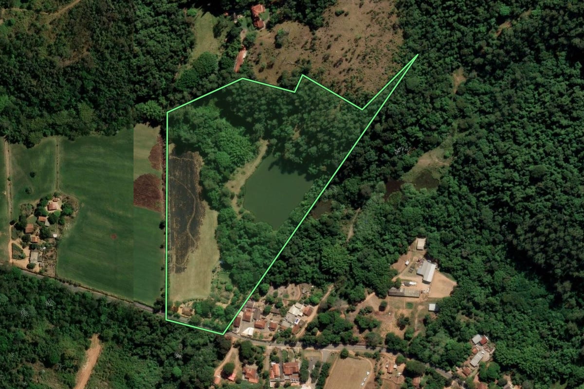 Imagem de satélite do imóvel rural em Jundiaí (SP), com o contorno declarado no CAR desenhado por cima.