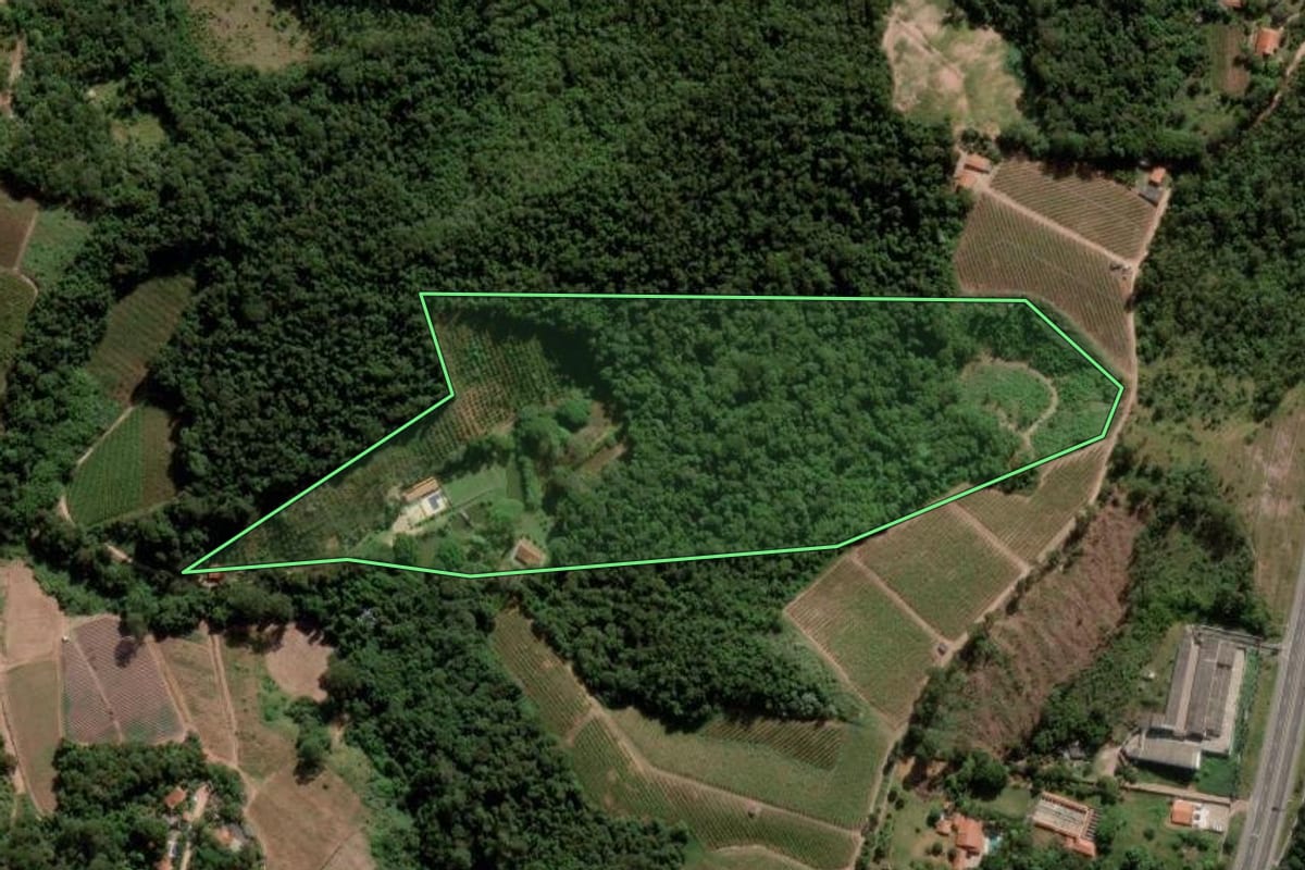 Imagem de satélite do imóvel rural em Jundiaí (SP), com o contorno declarado no CAR desenhado por cima.
