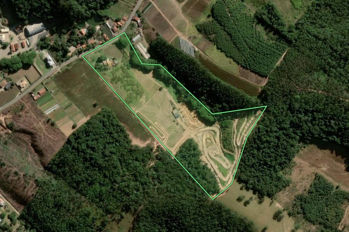 Imagem de satélite do imóvel rural em Jundiaí (SP), com o contorno declarado no CAR desenhado por cima.