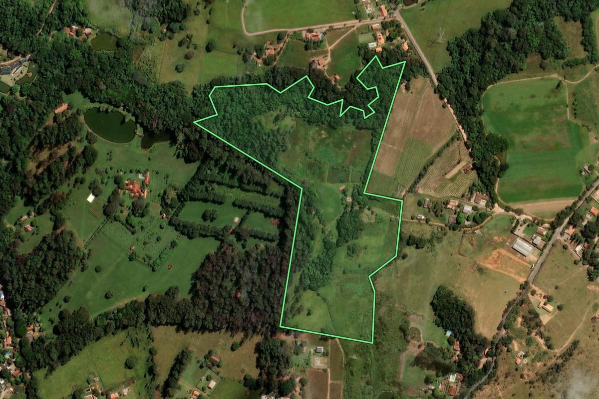 Imagem de satélite do imóvel rural em Jundiaí (SP), com o contorno declarado no CAR desenhado por cima.