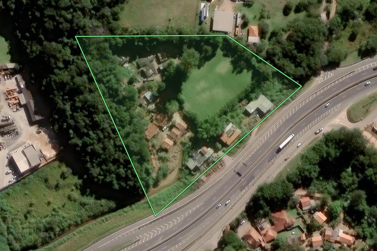 Imagem de satélite do imóvel rural em Jundiaí (SP), com o contorno declarado no CAR desenhado por cima.