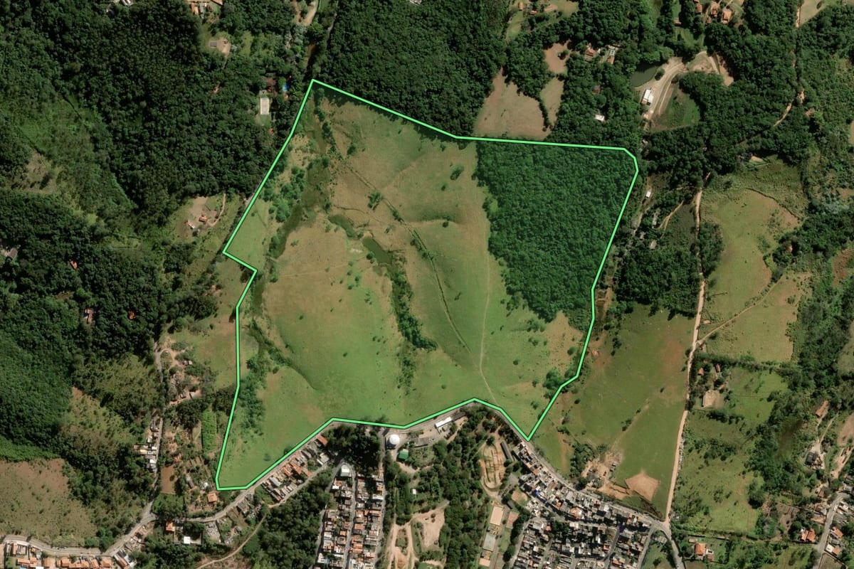 Imagem de satélite do imóvel rural em Jundiaí (SP), com o contorno declarado no CAR desenhado por cima.