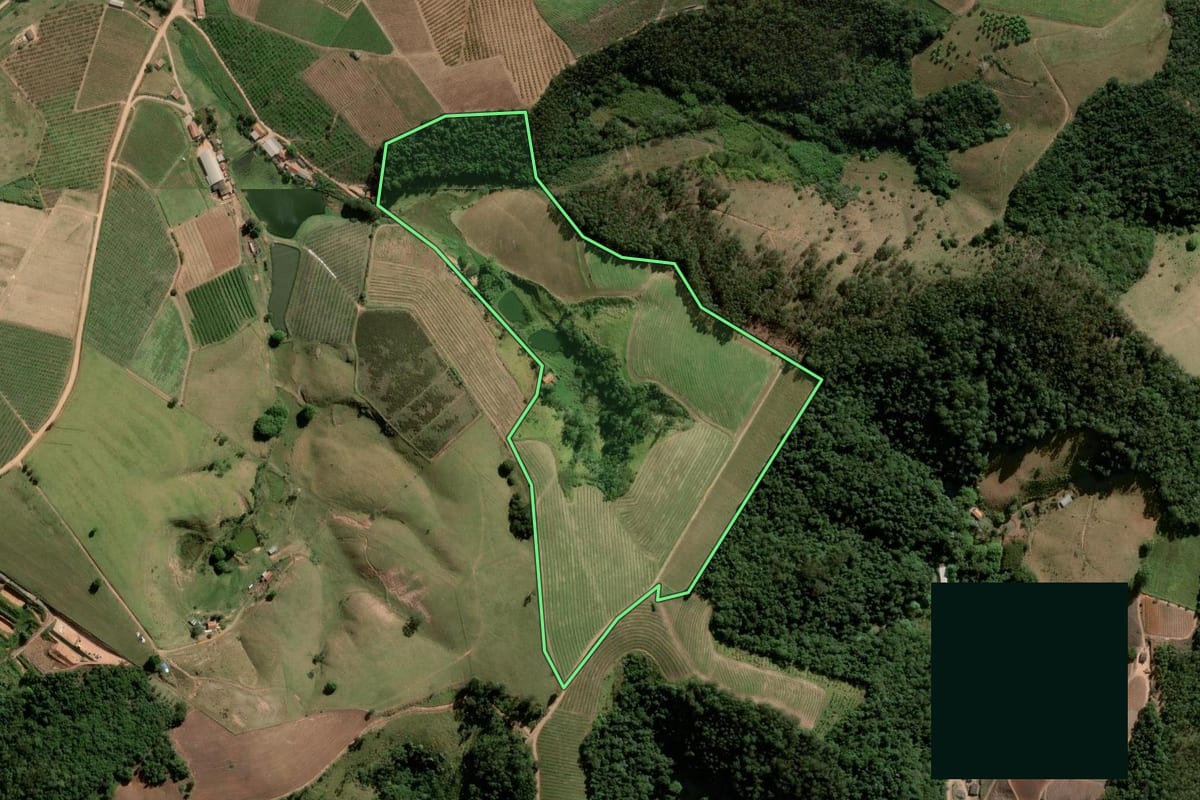Imagem de satélite do imóvel rural em Jundiaí (SP), com o contorno declarado no CAR desenhado por cima.