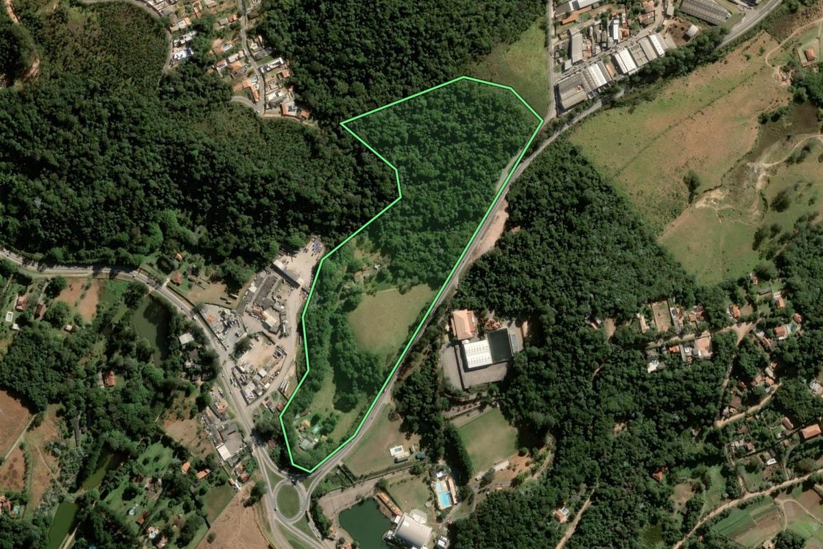 Imagem de satélite do imóvel rural em Jundiaí (SP), com o contorno declarado no CAR desenhado por cima.