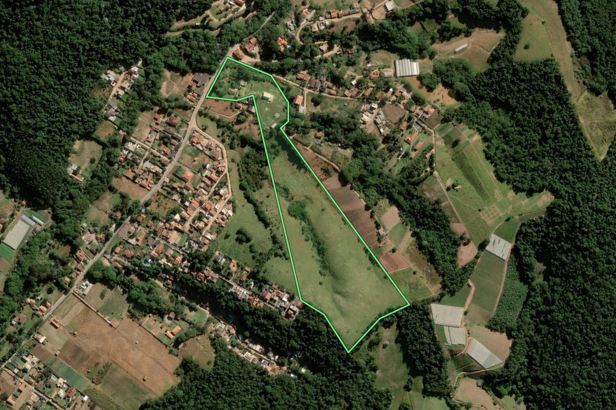 Imagem de satélite do imóvel rural em Jundiaí (SP), com o contorno declarado no CAR desenhado por cima.