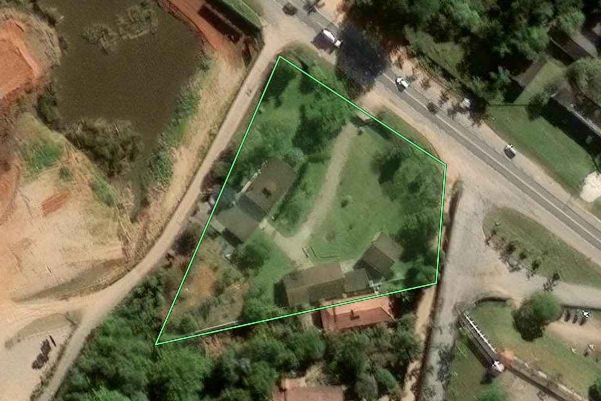 Imagem de satélite do imóvel rural em Jundiaí (SP), com o contorno declarado no CAR desenhado por cima.