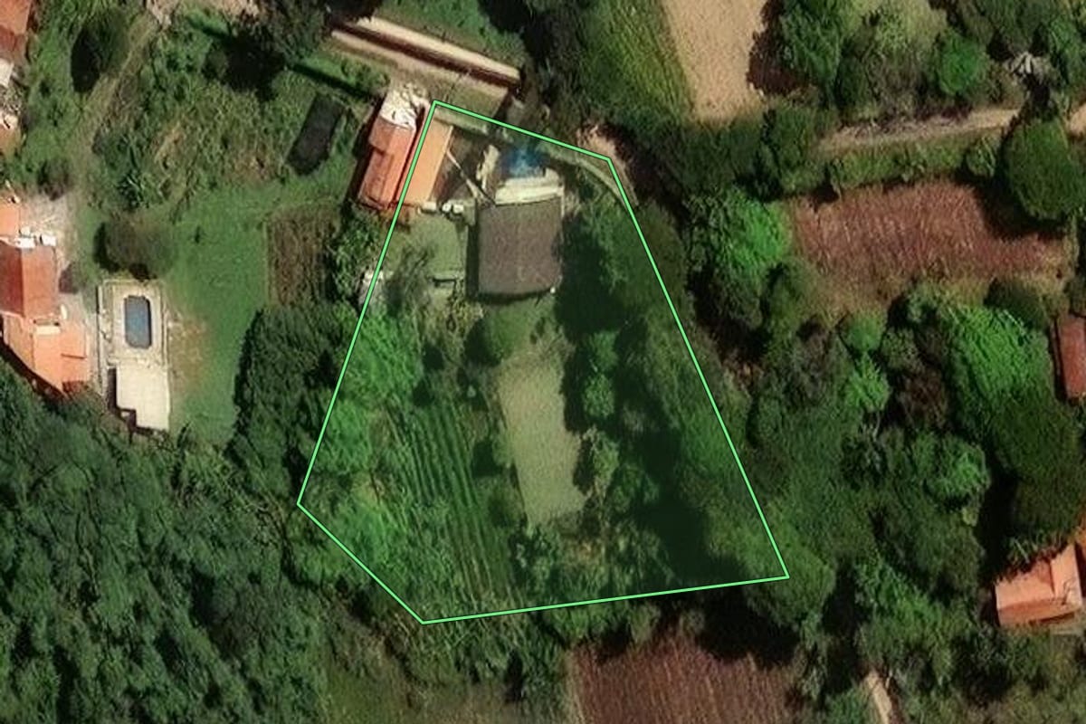 Imagem de satélite do imóvel rural em Jundiaí (SP), com o contorno declarado no CAR desenhado por cima.