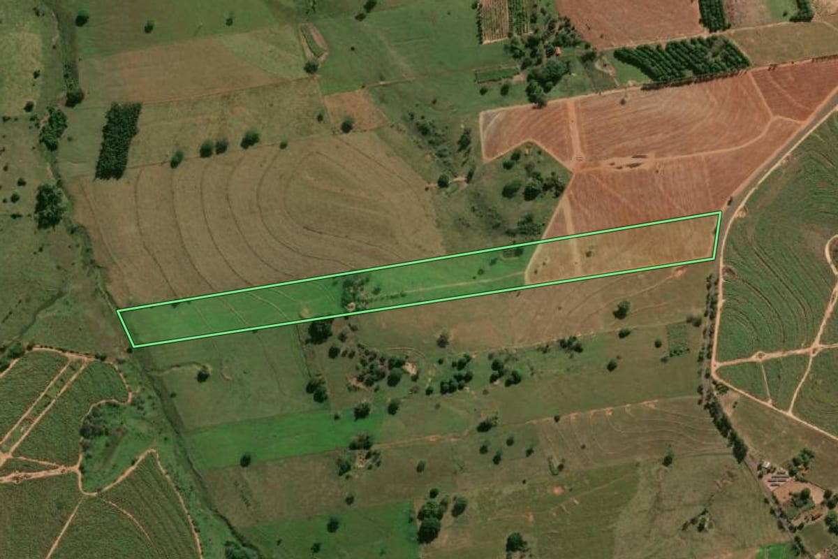 Imagem de satélite do imóvel rural em Junqueirópolis (SP), com o contorno declarado no CAR desenhado por cima.