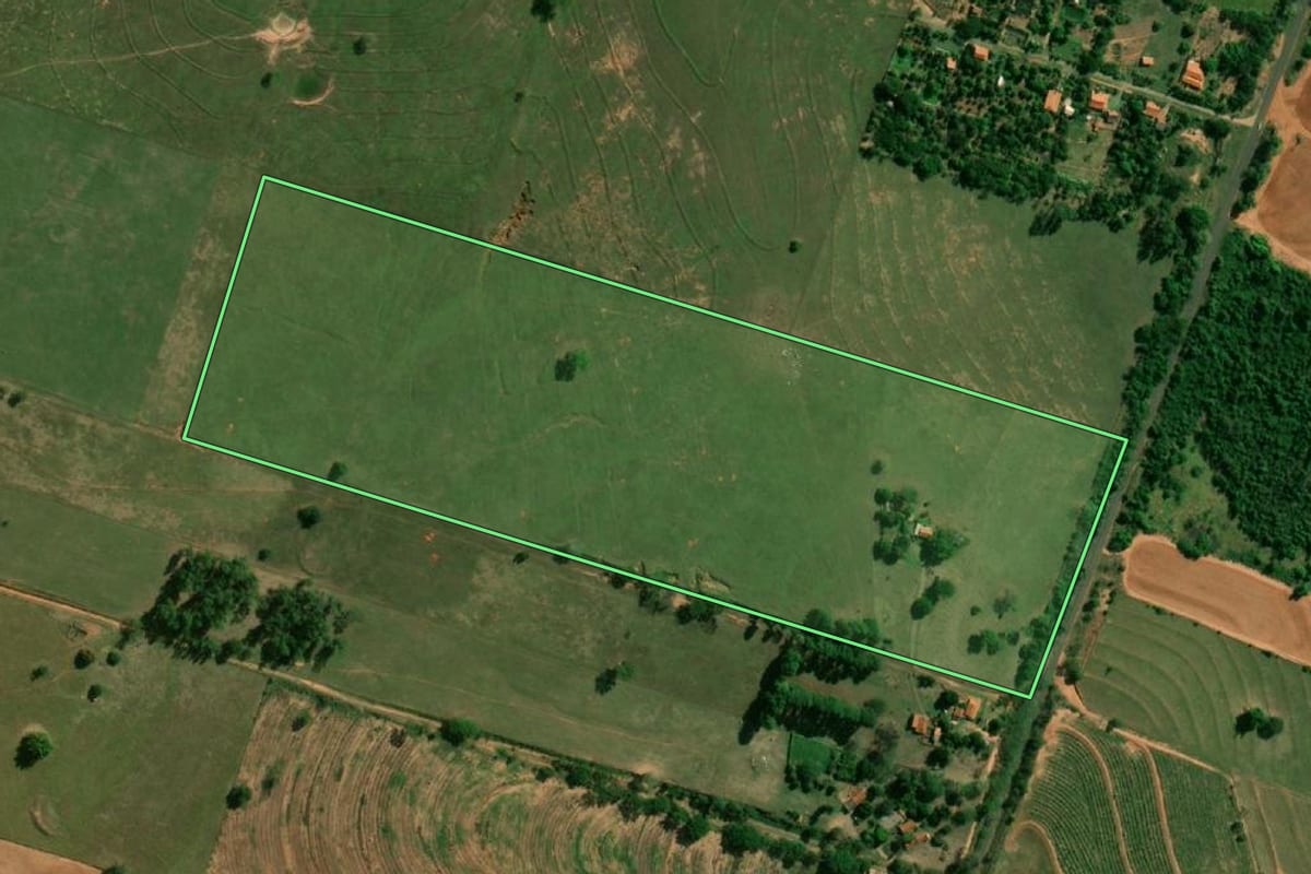 Imagem de satélite do imóvel rural em Junqueirópolis (SP), com o contorno declarado no CAR desenhado por cima.