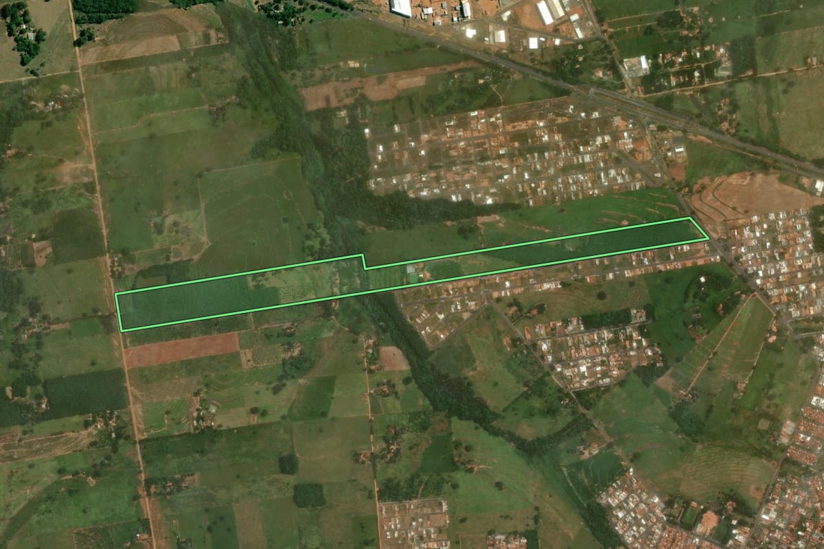 Imagem de satélite do imóvel rural em Junqueirópolis (SP), com o contorno declarado no CAR desenhado por cima.