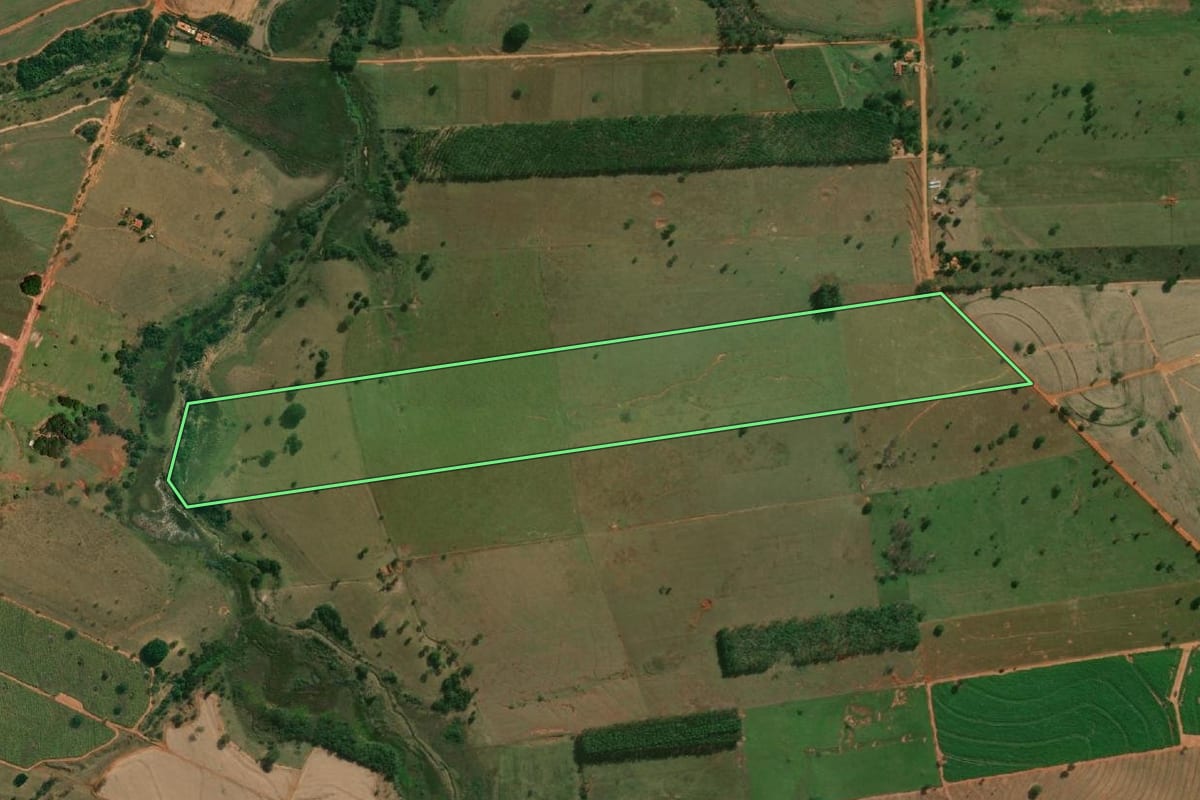 Imagem de satélite do imóvel rural em Junqueirópolis (SP), com o contorno declarado no CAR desenhado por cima.