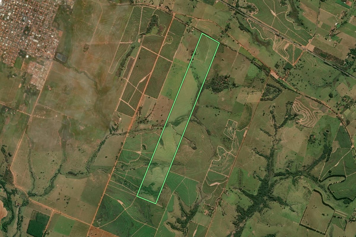 Imagem de satélite do imóvel rural em Junqueirópolis (SP), com o contorno declarado no CAR desenhado por cima.