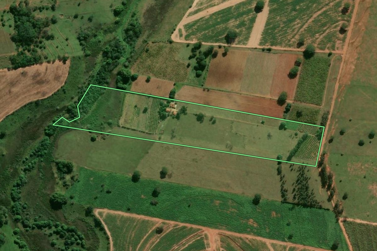 Imagem de satélite do imóvel rural em Junqueirópolis (SP), com o contorno declarado no CAR desenhado por cima.