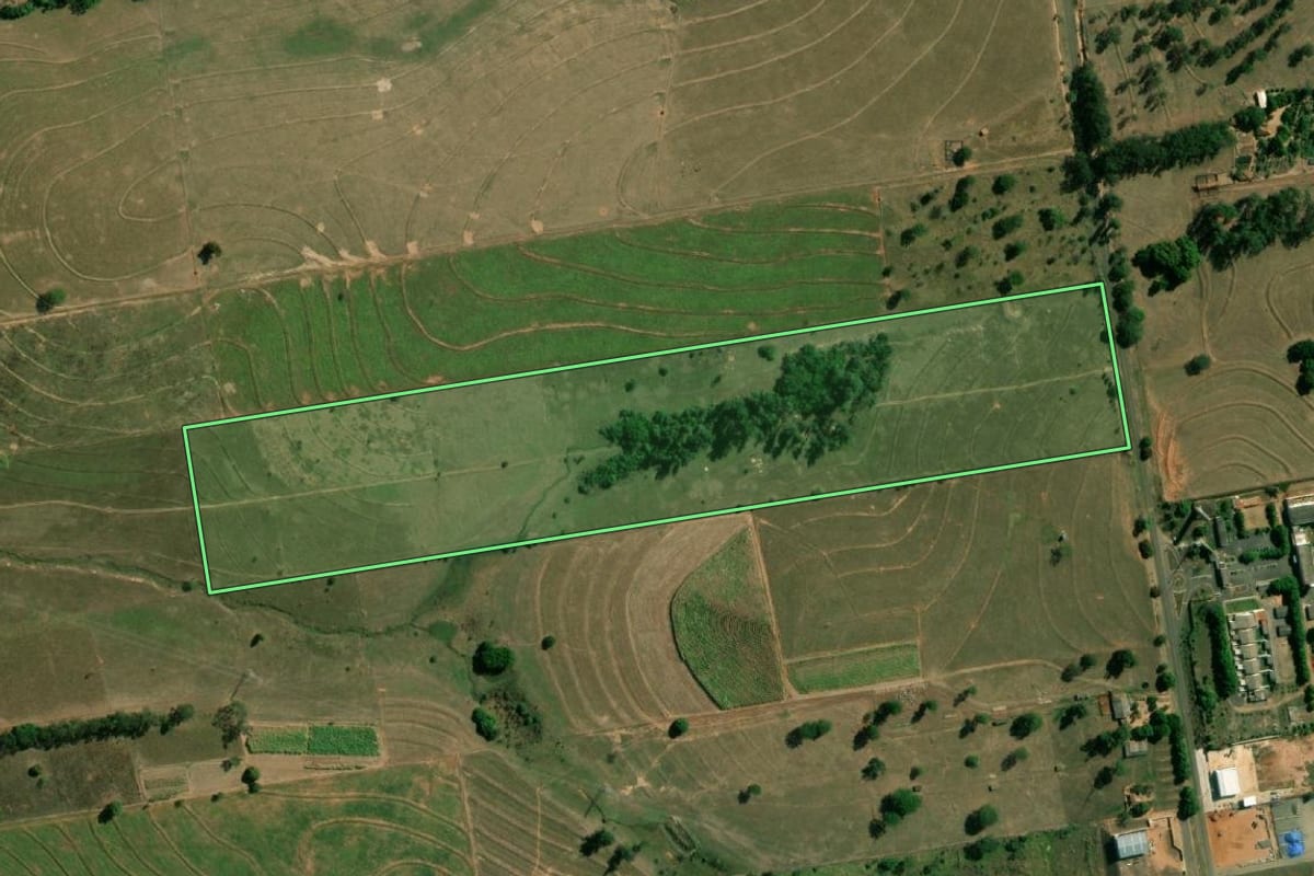 Imagem de satélite do imóvel rural em Junqueirópolis (SP), com o contorno declarado no CAR desenhado por cima.