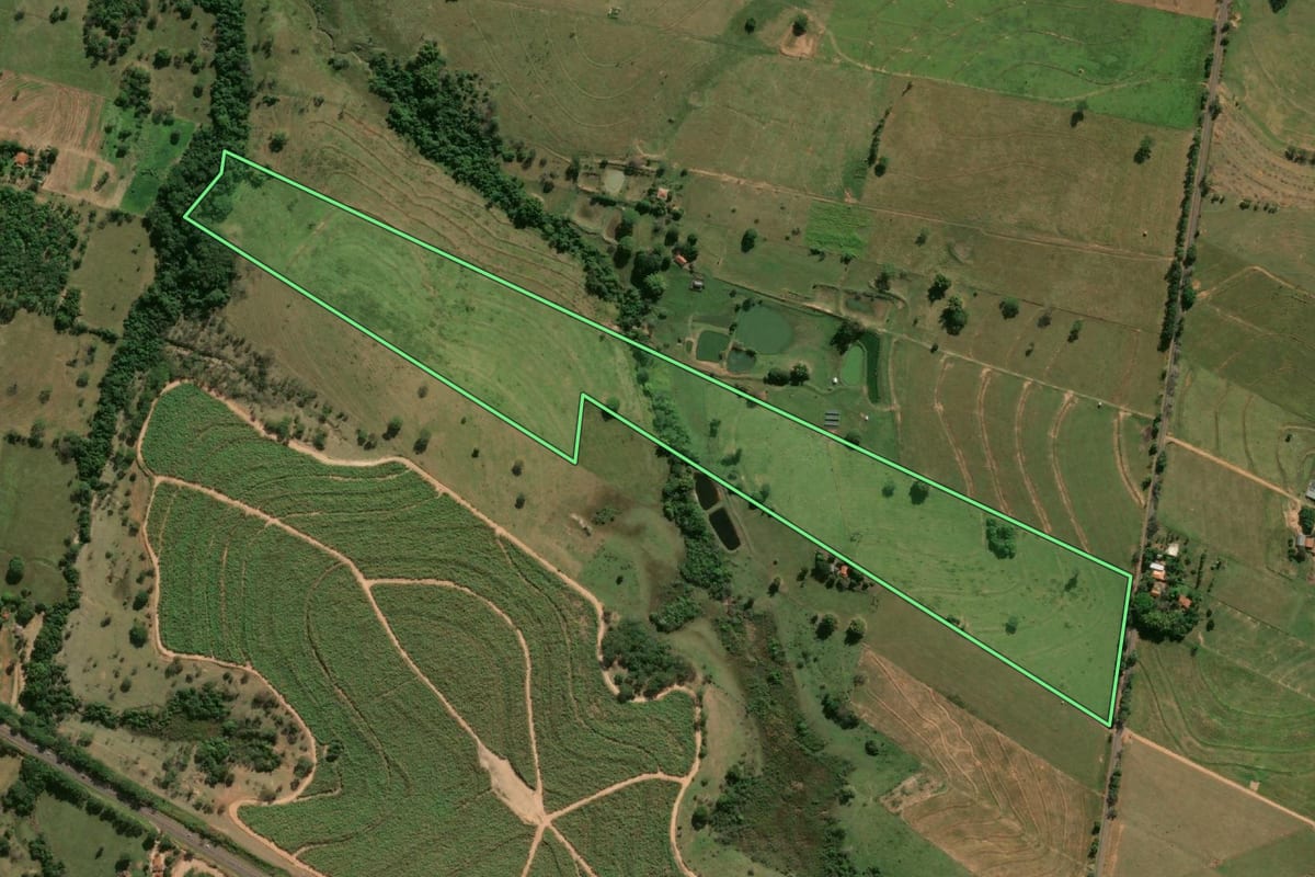 Imagem de satélite do imóvel rural em Junqueirópolis (SP), com o contorno declarado no CAR desenhado por cima.