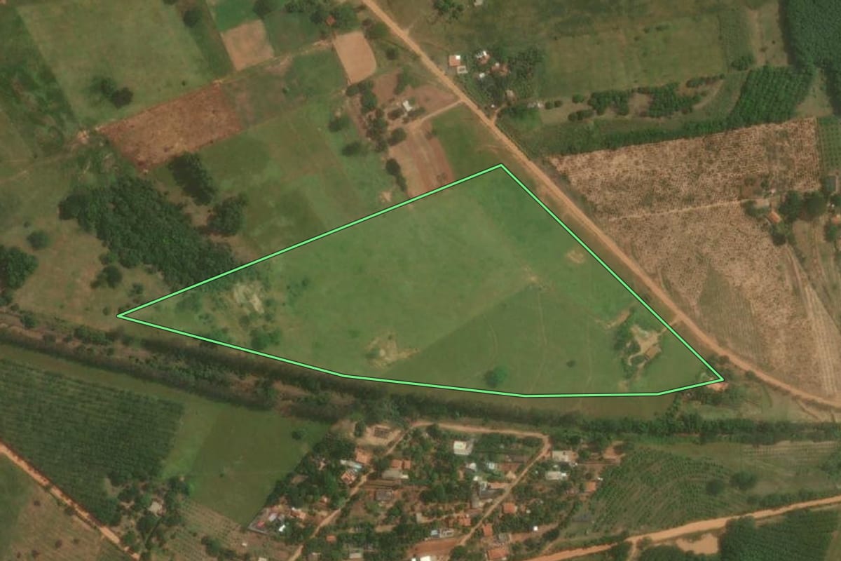Imagem de satélite do imóvel rural em Junqueirópolis (SP), com o contorno declarado no CAR desenhado por cima.