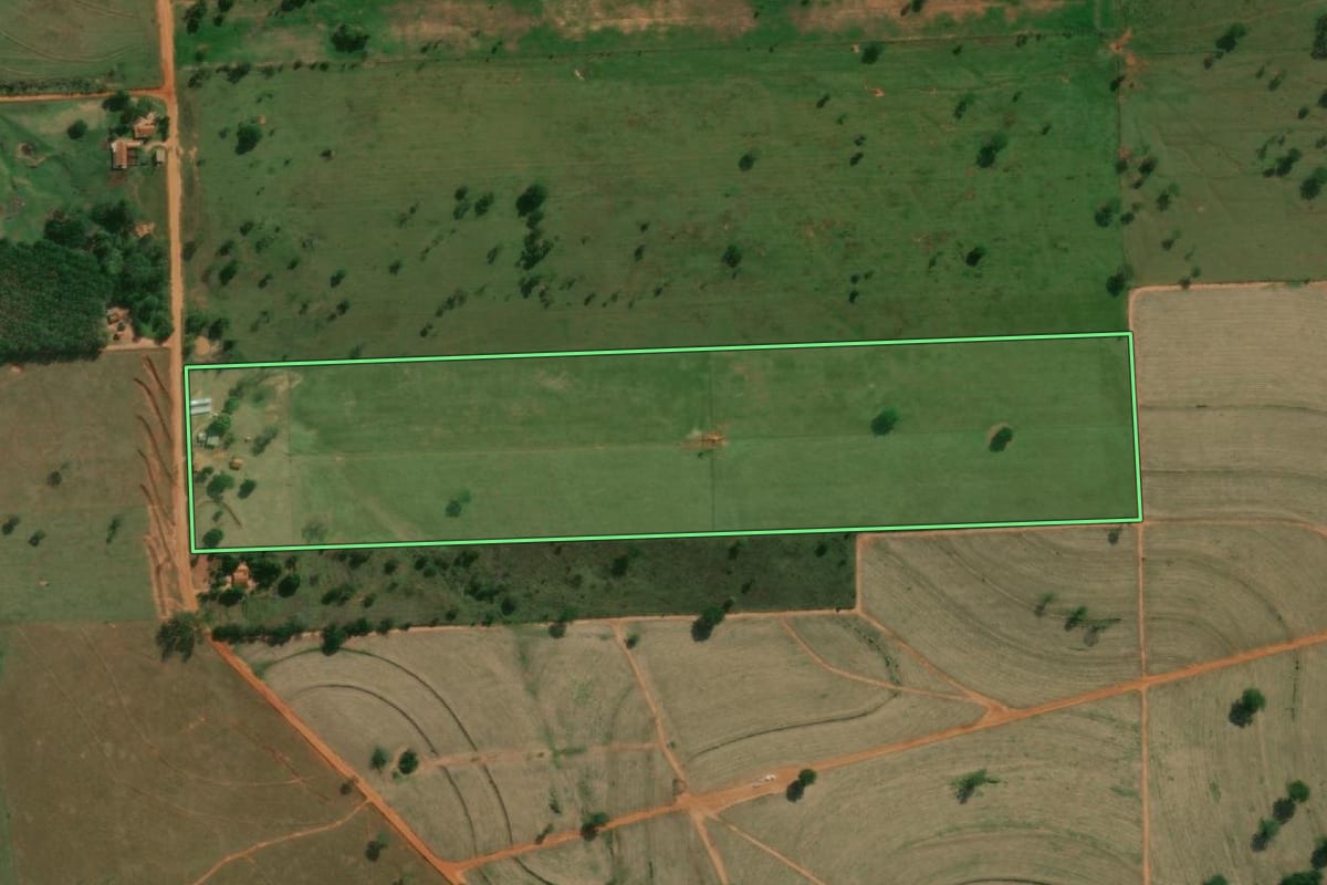 Imagem de satélite do imóvel rural em Junqueirópolis (SP), com o contorno declarado no CAR desenhado por cima.