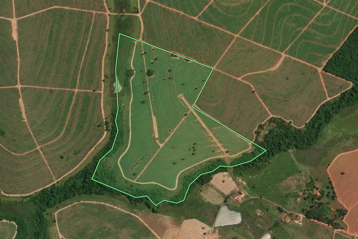 Imagem de satélite do imóvel rural em Junqueirópolis (SP), com o contorno declarado no CAR desenhado por cima.