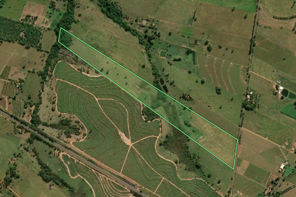 Imagem de satélite do imóvel rural em Junqueirópolis (SP), com o contorno declarado no CAR desenhado por cima.