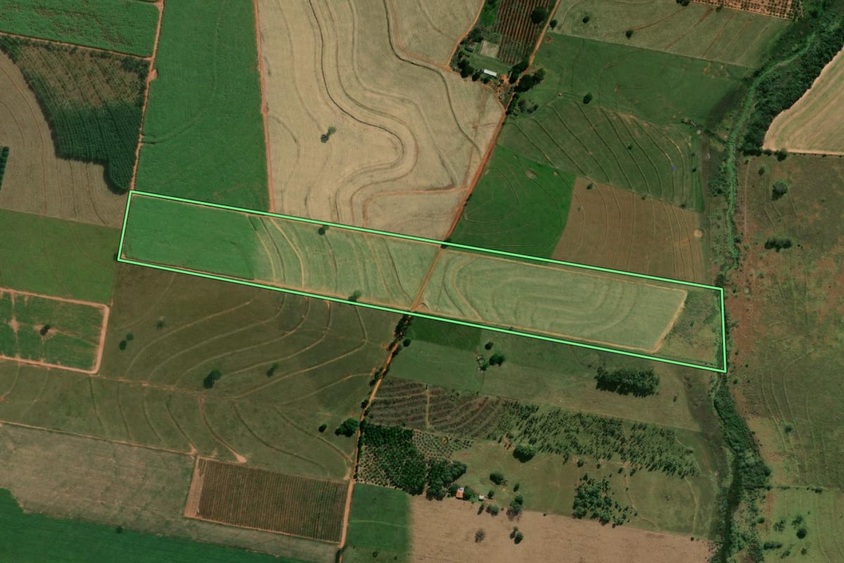 Imagem de satélite do imóvel rural em Junqueirópolis (SP), com o contorno declarado no CAR desenhado por cima.