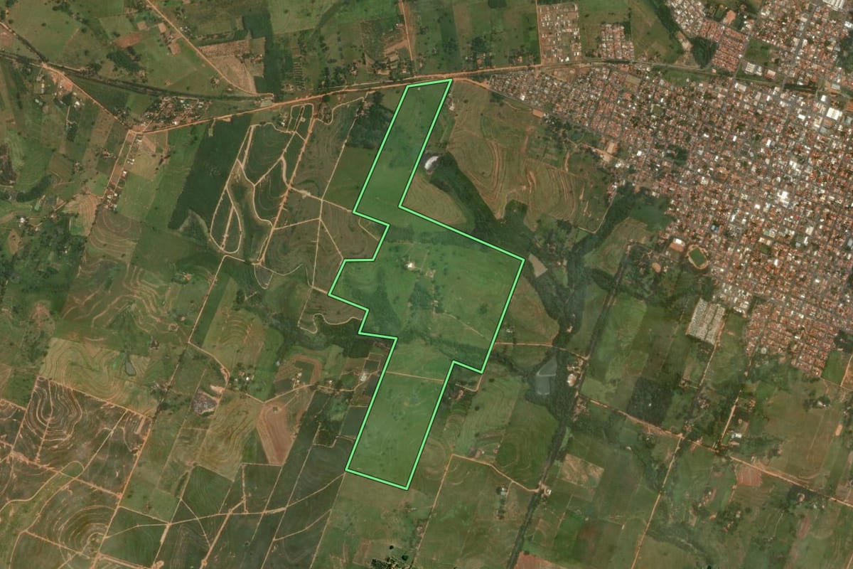 Imagem de satélite do imóvel rural em Junqueirópolis (SP), com o contorno declarado no CAR desenhado por cima.