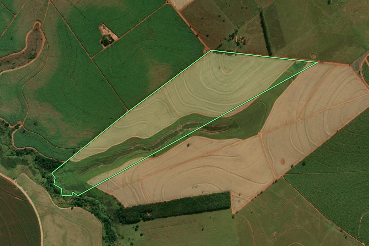 Imagem de satélite do imóvel rural em Junqueirópolis (SP), com o contorno declarado no CAR desenhado por cima.