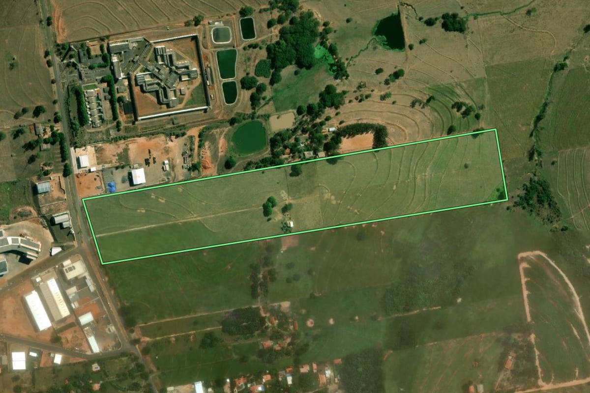 Imagem de satélite do imóvel rural em Junqueirópolis (SP), com o contorno declarado no CAR desenhado por cima.