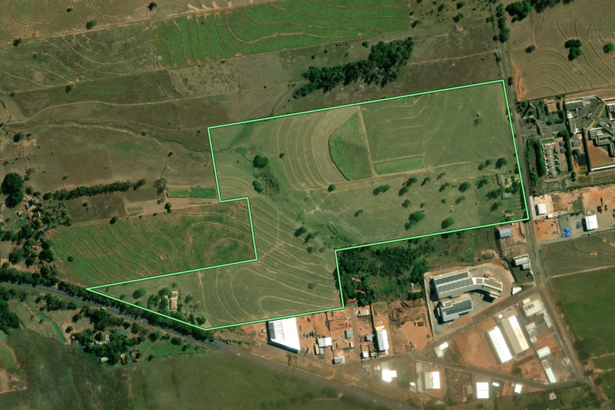 Imagem de satélite do imóvel rural em Junqueirópolis (SP), com o contorno declarado no CAR desenhado por cima.