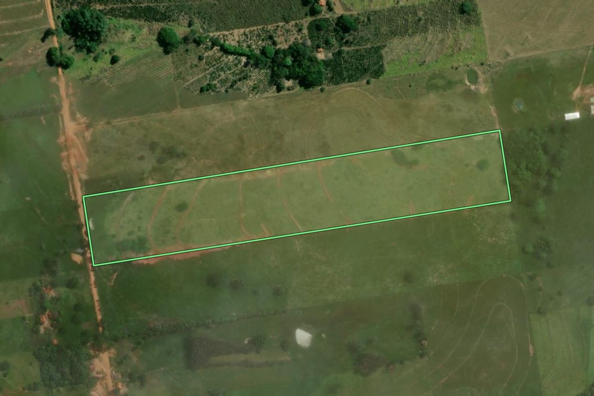 Imagem de satélite do imóvel rural em Junqueirópolis (SP), com o contorno declarado no CAR desenhado por cima.