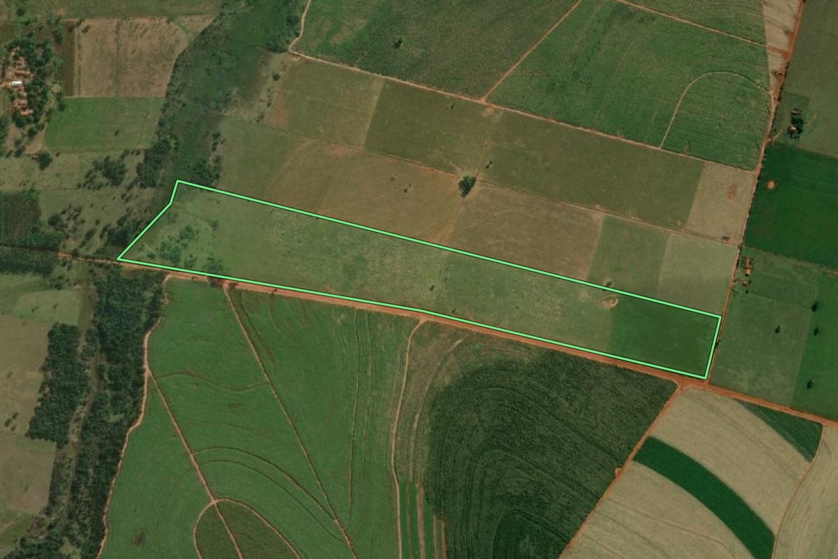 Imagem de satélite do imóvel rural em Junqueirópolis (SP), com o contorno declarado no CAR desenhado por cima.