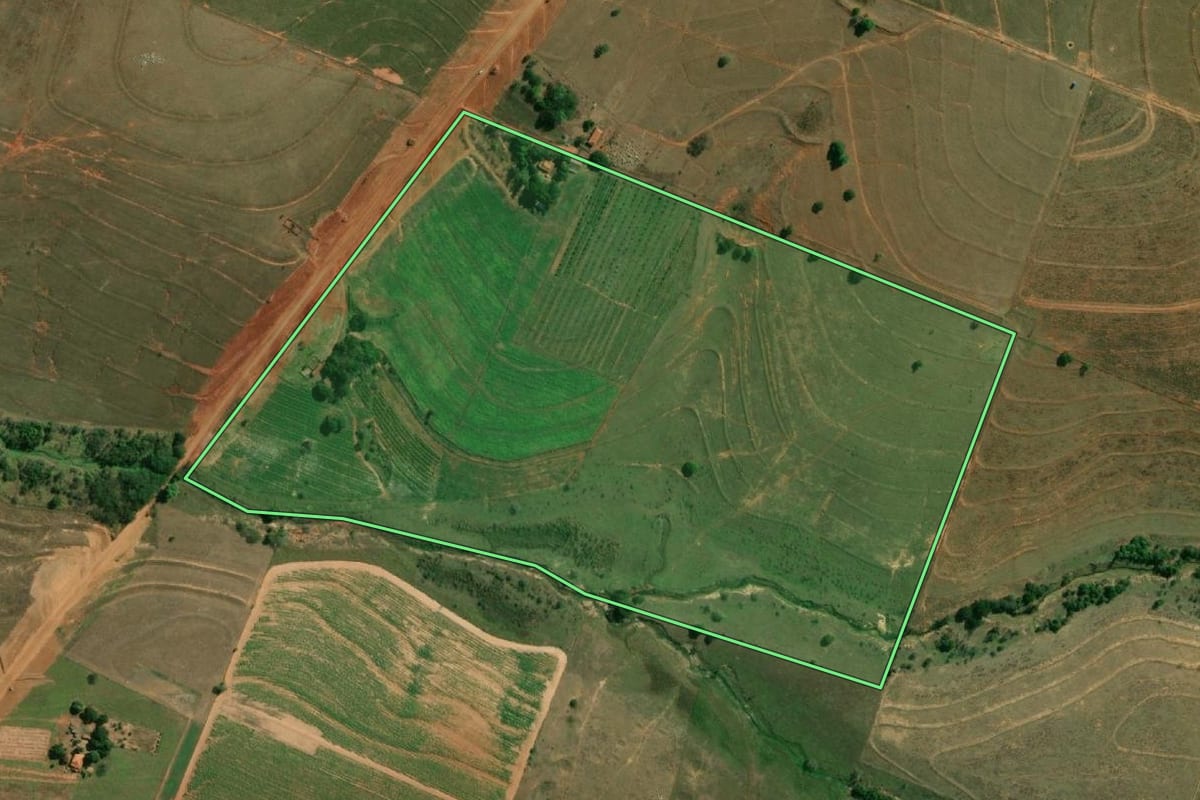 Imagem de satélite do imóvel rural em Junqueirópolis (SP), com o contorno declarado no CAR desenhado por cima.