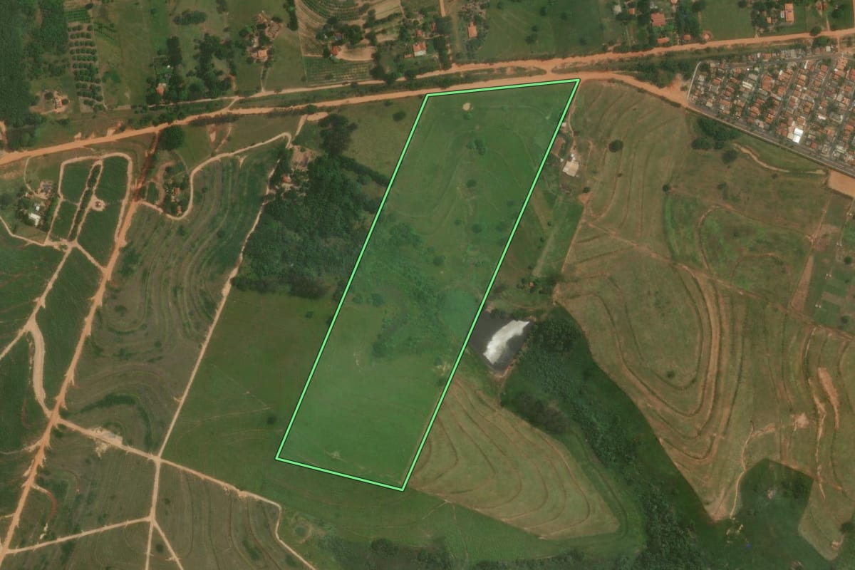 Imagem de satélite do imóvel rural em Junqueirópolis (SP), com o contorno declarado no CAR desenhado por cima.