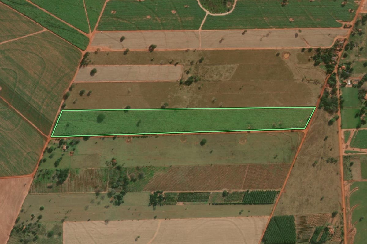 Imagem de satélite do imóvel rural em Junqueirópolis (SP), com o contorno declarado no CAR desenhado por cima.