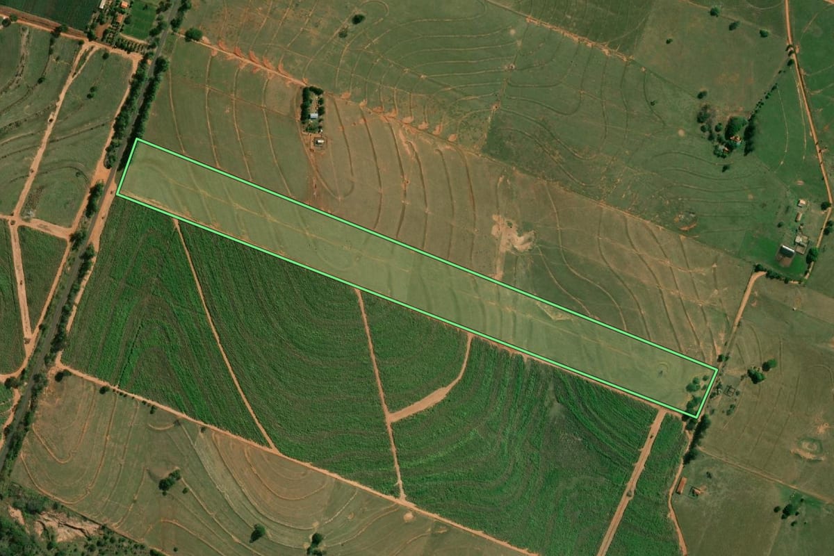 Imagem de satélite do imóvel rural em Junqueirópolis (SP), com o contorno declarado no CAR desenhado por cima.