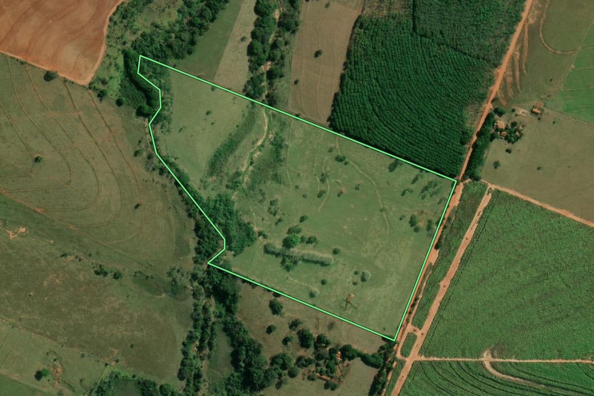 Imagem de satélite do imóvel rural em Junqueirópolis (SP), com o contorno declarado no CAR desenhado por cima.