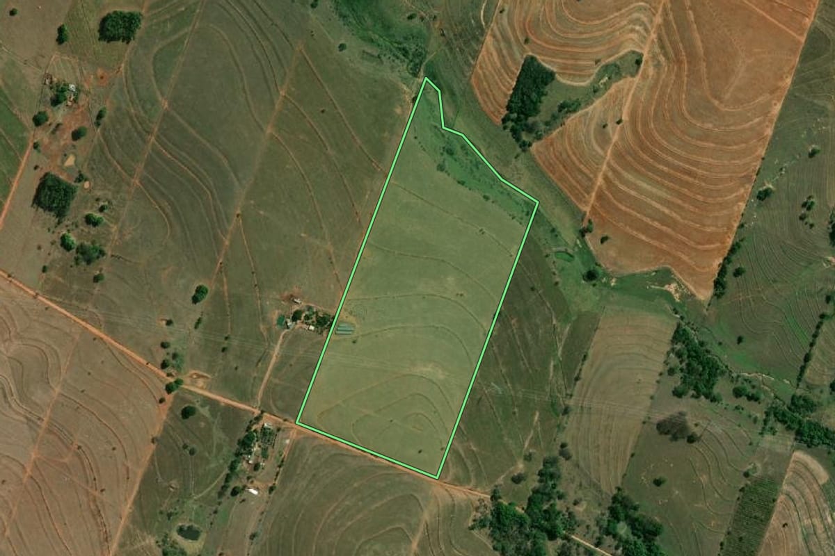 Imagem de satélite do imóvel rural em Junqueirópolis (SP), com o contorno declarado no CAR desenhado por cima.