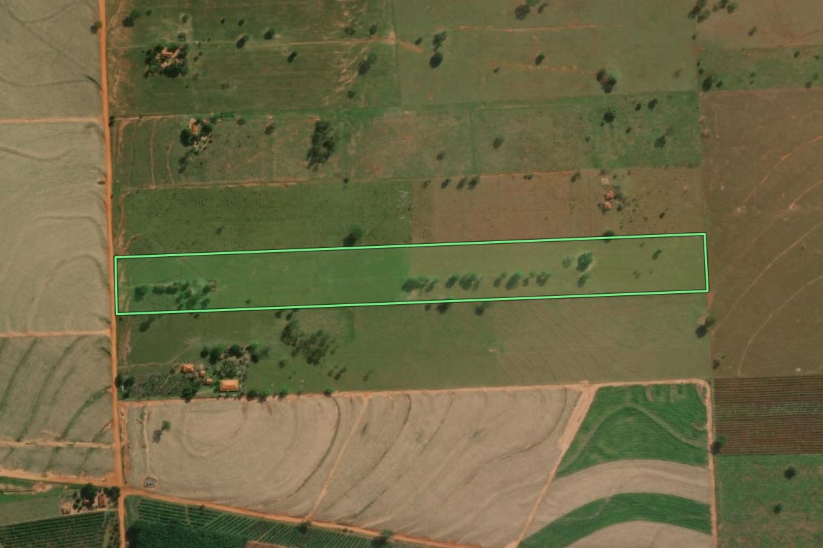 Imagem de satélite do imóvel rural em Junqueirópolis (SP), com o contorno declarado no CAR desenhado por cima.