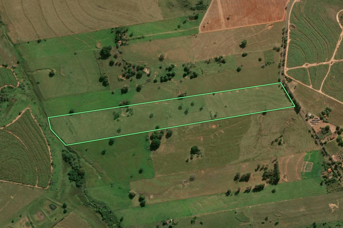 Imagem de satélite do imóvel rural em Junqueirópolis (SP), com o contorno declarado no CAR desenhado por cima.